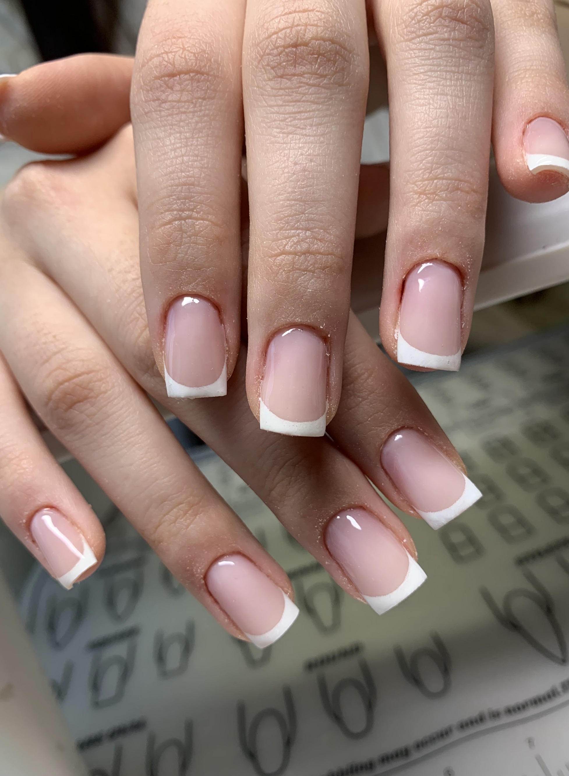 Klassieke French manicure met witte tips, werk van SPM Beauty Salon