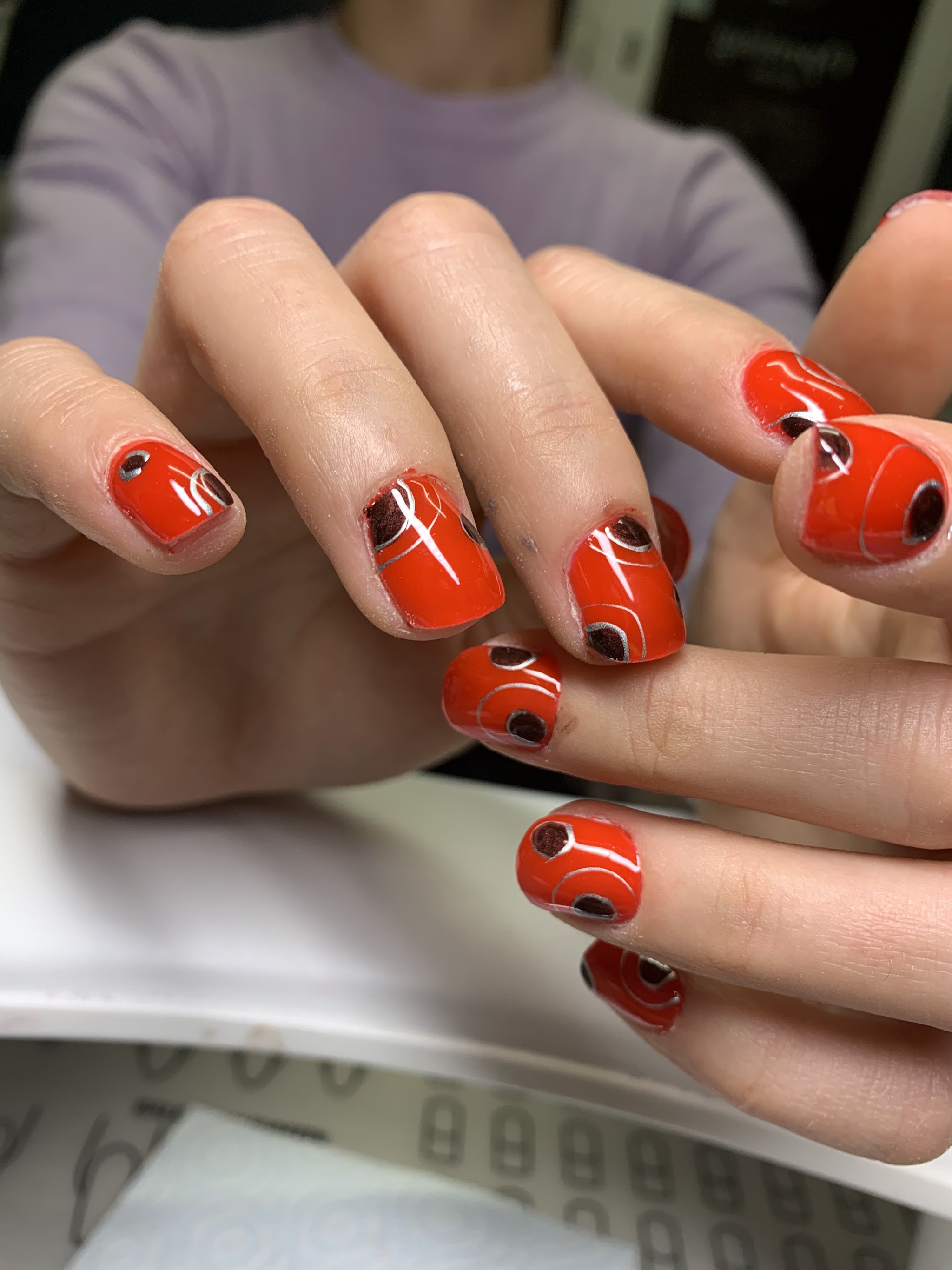 Rode nagels met donkere stippen
