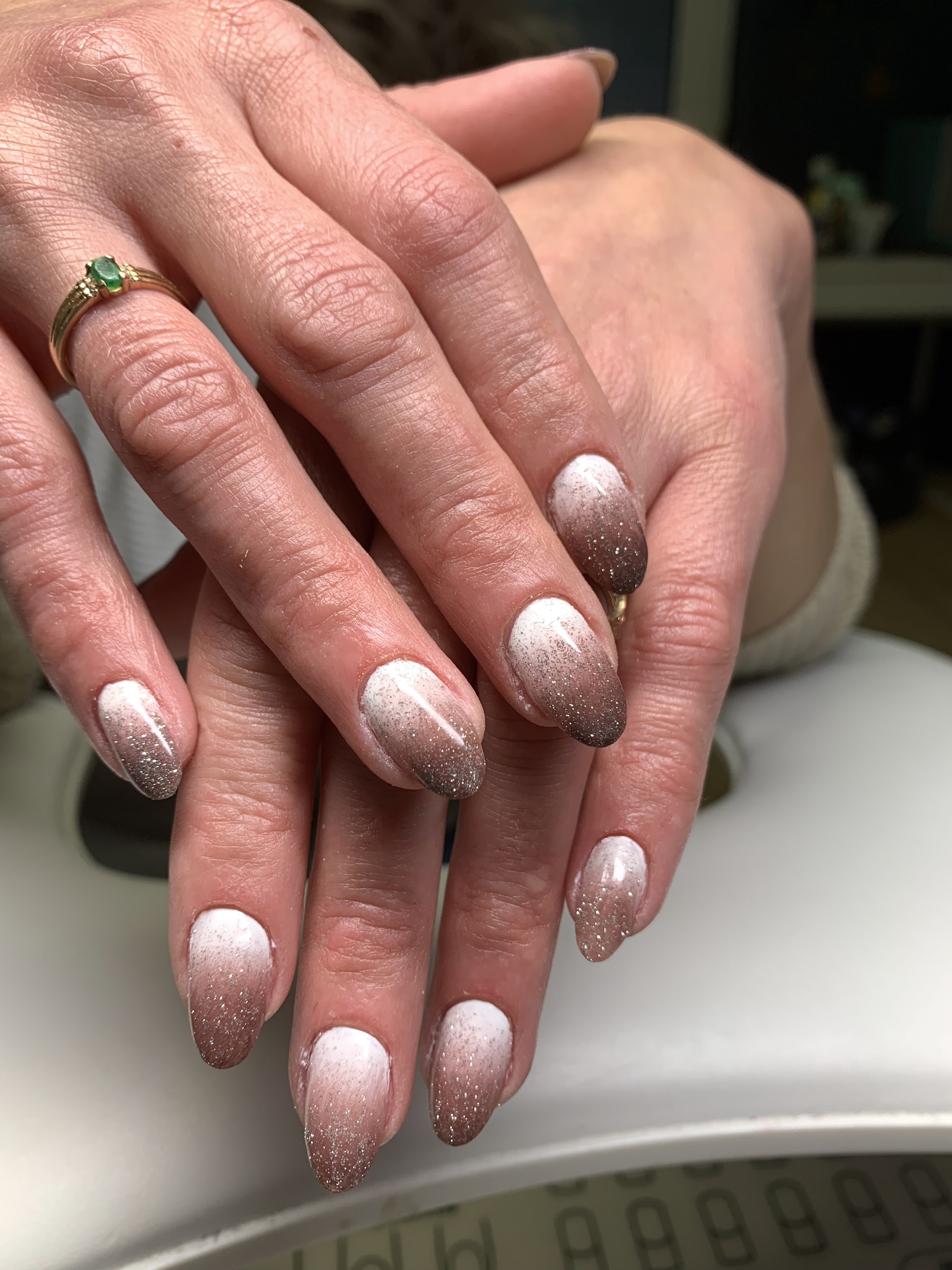 Nude-bruine ombre amandelnagels, werk van SPM Beauty Salon