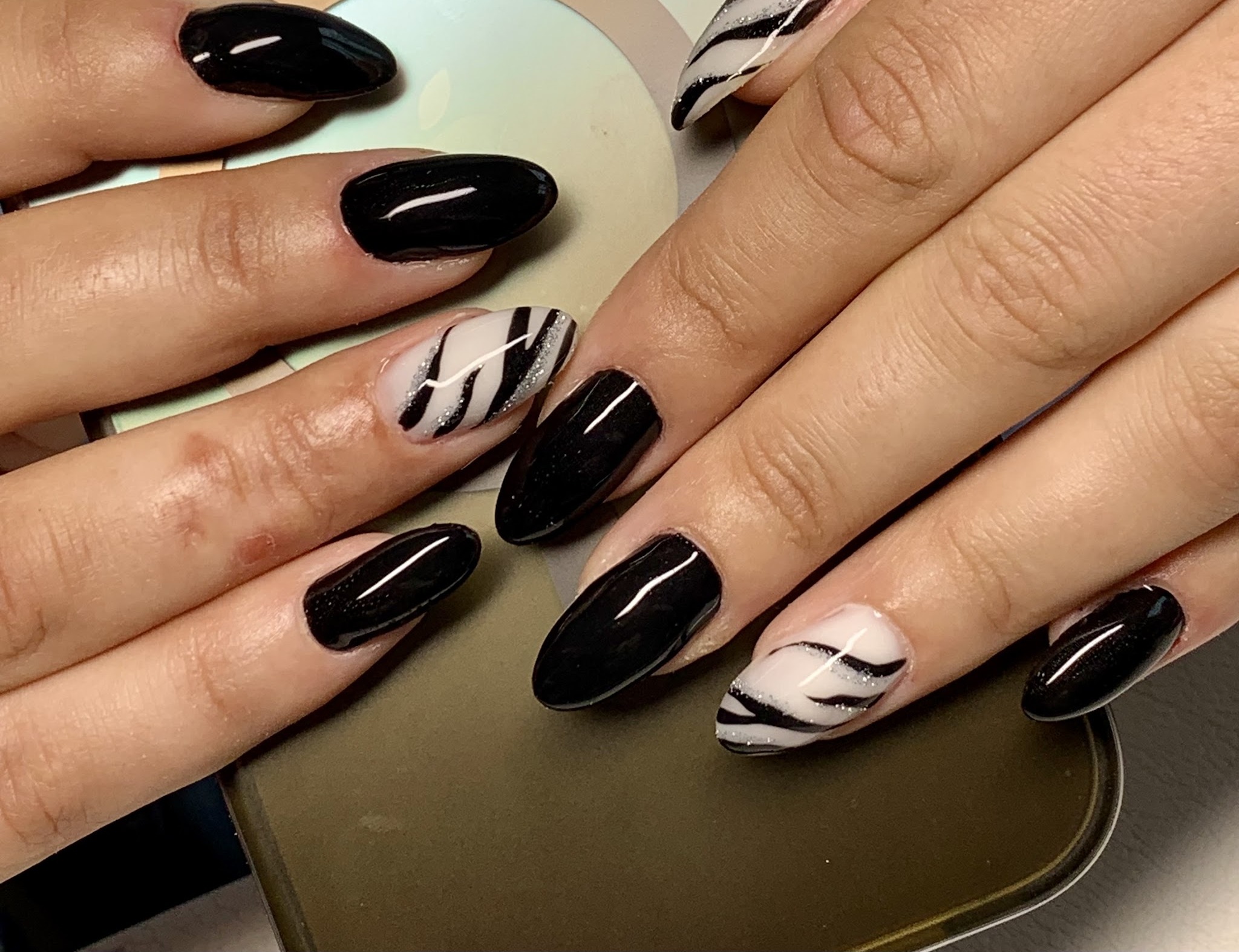 Zwarte amandelnagels met zebra-accent