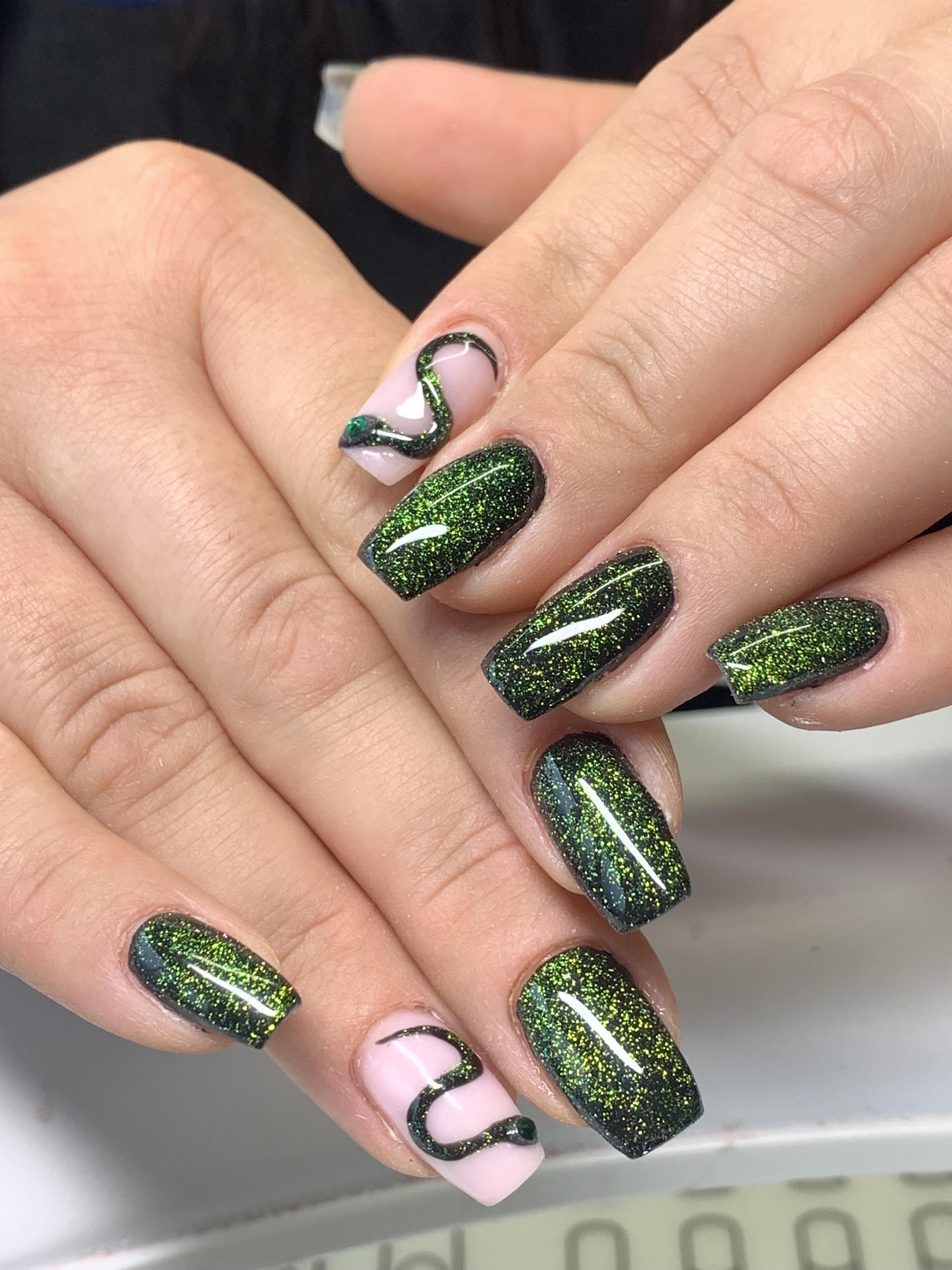 Donkergroene glitternagels met slangen-art
