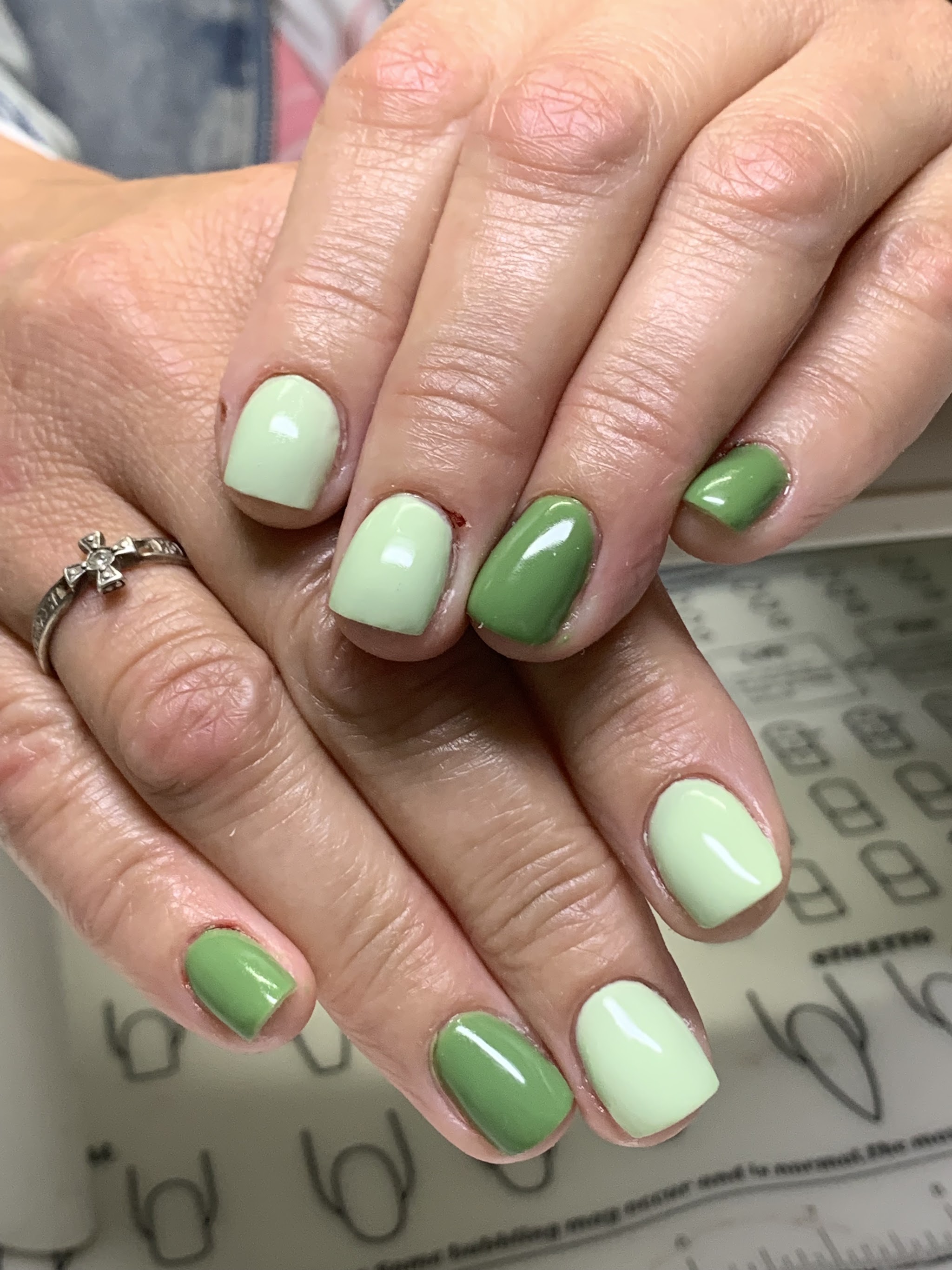 Korte nagels in twee tinten groen, werk van SPM Beauty Salon