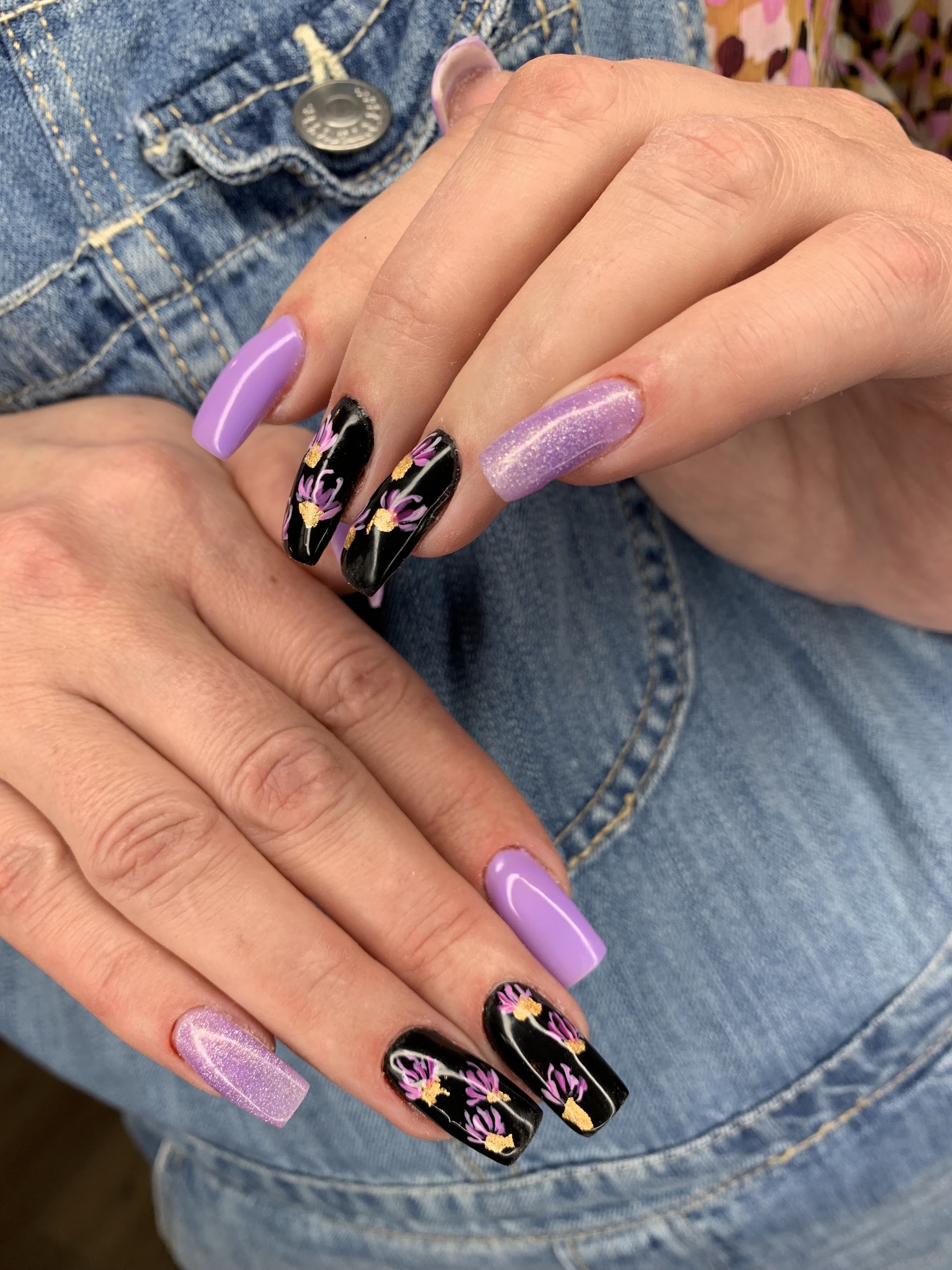 Lila en zwarte nagels met bloemen