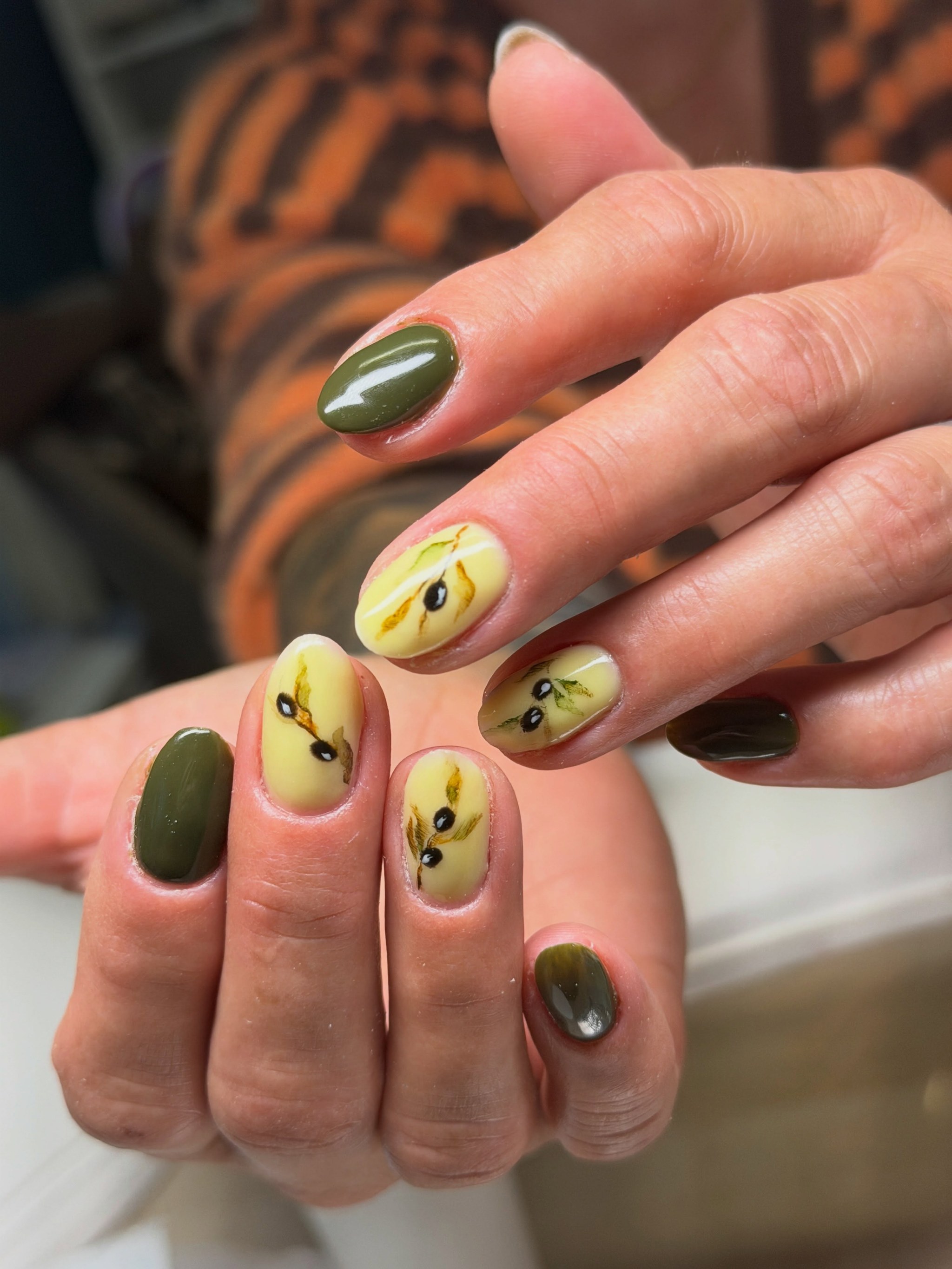 Olijfgroene nagels met blad-art
