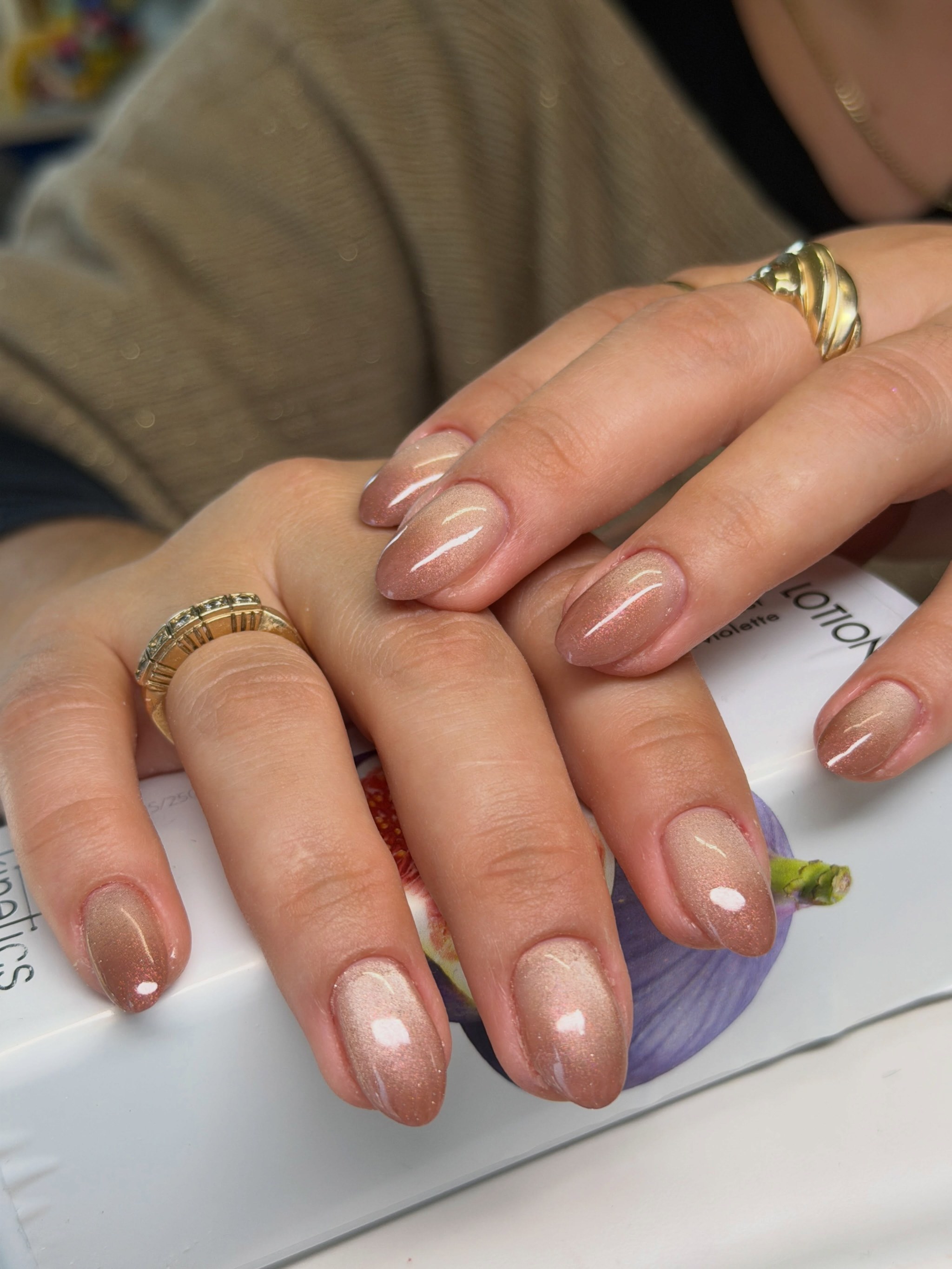 Nude glossy amandelnagels
